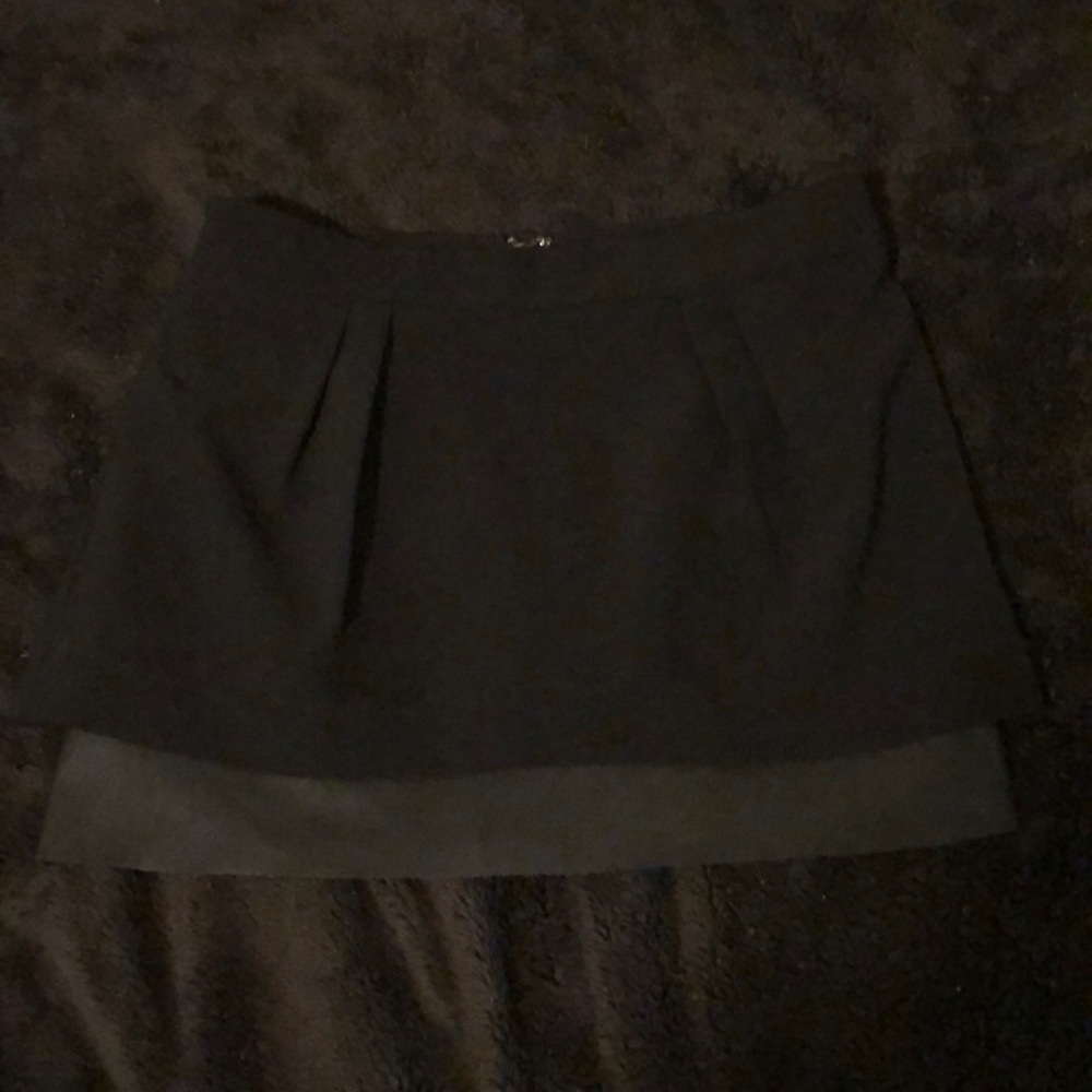 Thin and leather black skirt.